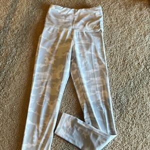 Strut this grey leopard leggings